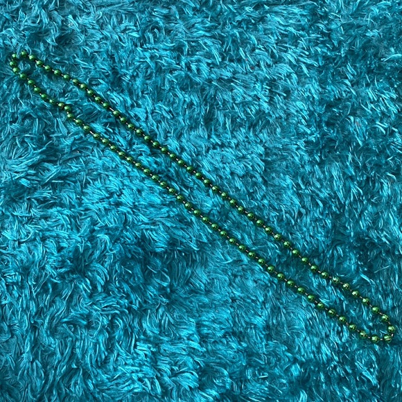 Green plastic spherical beads necklace - Picture 4 of 6